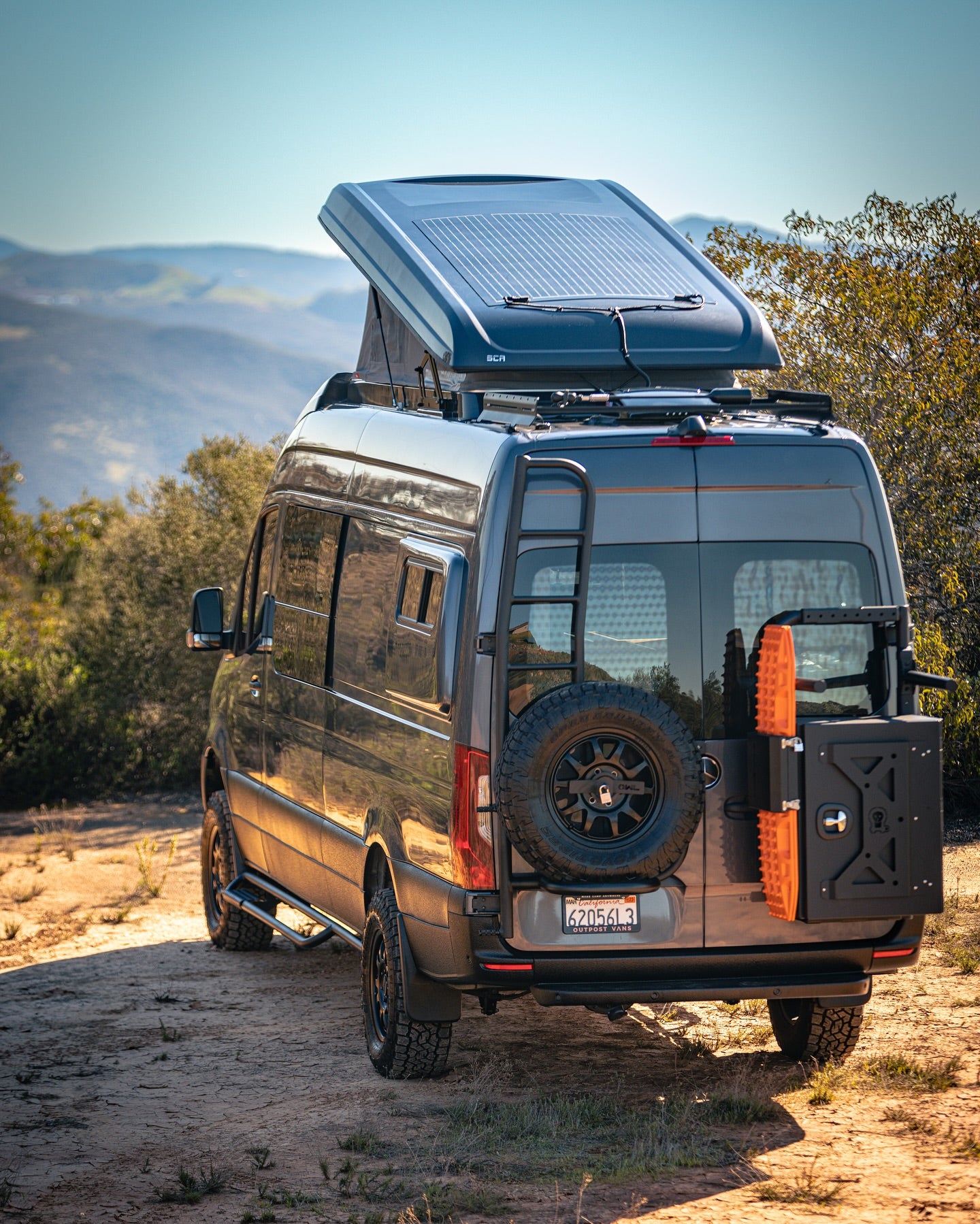 rooftop tent van Mercedes Sprinter Pop-Top (SCA 252)